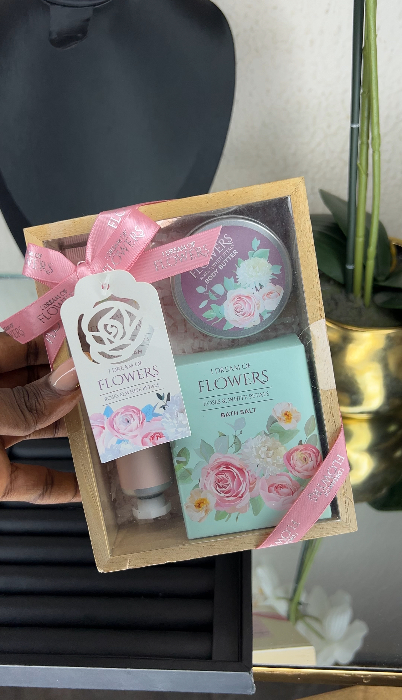 roses-and-white-petals